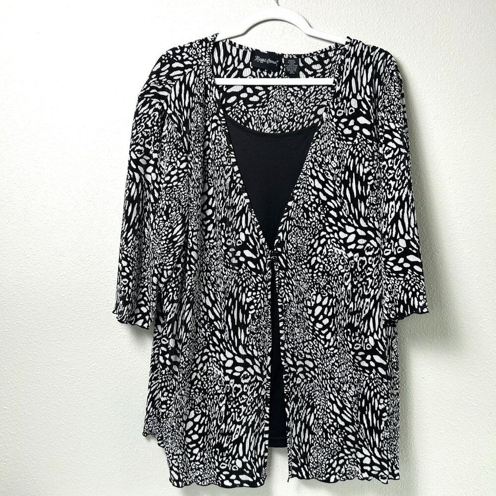 Maggie Barnes Pleated Top Size 2X Black White Print Built In Tank Button Closure